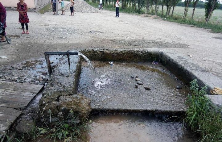 Бу ёқда сув исроф бўлса кимни мукофотлаймиз? (фото)