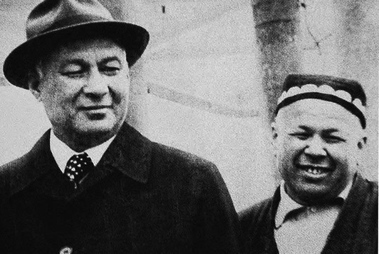 Аҳмаджон Одилов (ўнгда) Шароф Рашидов билан.