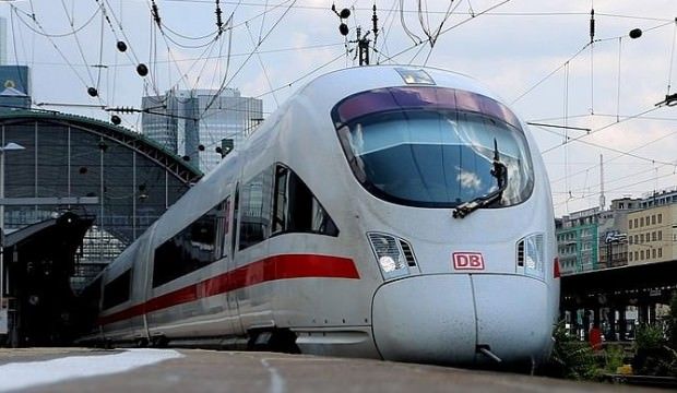 Германияда поезддан сачраган учқун 8 уйни кул қилди