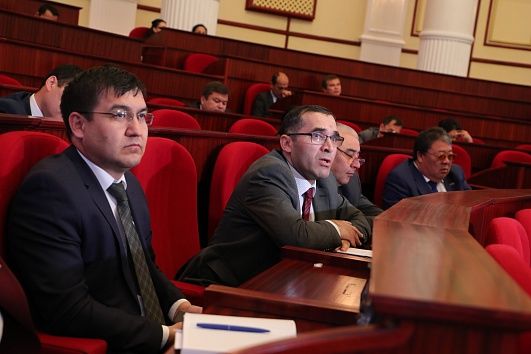 Депутатлар Бош вазир ўринбосарига парламент сўрови юборишга қарор қилди
