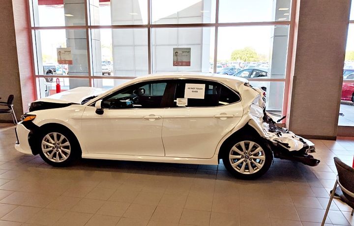 Мустаҳкам кузов. «Toyota» аварияга учраган «Camry»ни намойишга қўйди (фото)