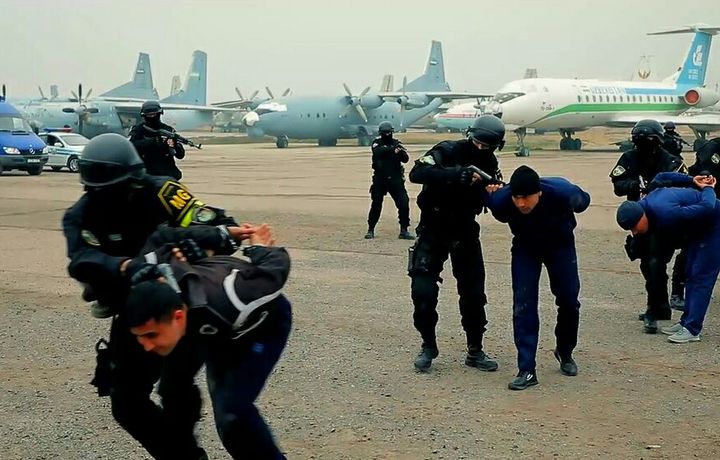 В аэропорту Ташкента проведена операция по захвату вооруженных террористов (фото)