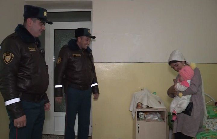 Ёлғиз боласи билан кўчада қолиб кетган аёлга уй берилди (видео)
