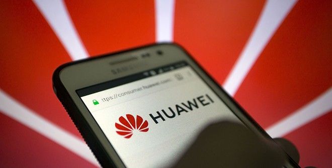 Реклама появилась на экранах блокировки смартфонов Huawei