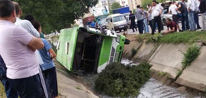 В Ташкенте автобус вылетел в канал (видео)