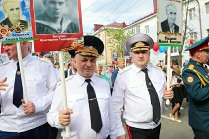 Россияда «ўлмас полк» юришида прокурор, генерал ва епископ ҳар-хил ном остида бир кишининг расмини кўтарди