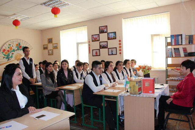 Хитой элчиси лицейда дарс ўтди
