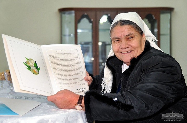 Spermatozoidni tashqariga chiqarish uchun tirnoqlaringiz bilan jinsiy olatni bosing