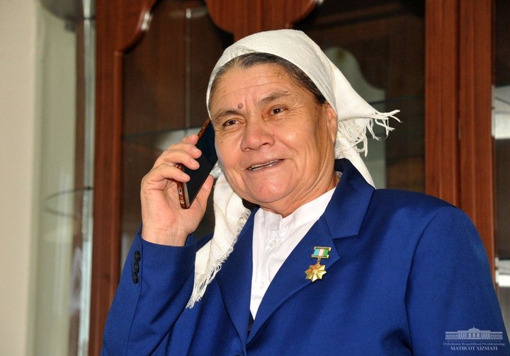 Busty slut Aletta Ocean sikiklari oyin-kulgi uchun